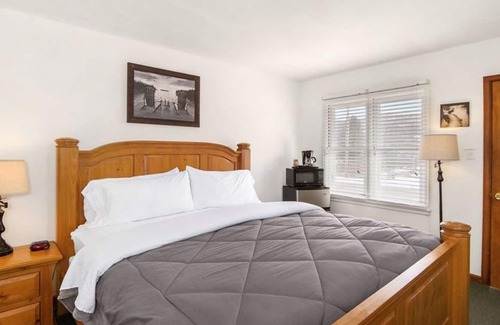 Lansing House | Scenic Valley Motel - 1 Queen