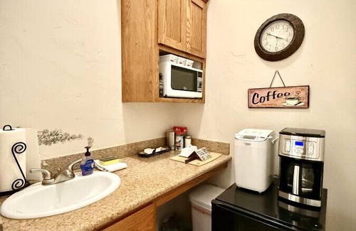 Baker City Cottage | Scenic Views Casita 1 - Cozy Studio for 2, Local Golfing 50% Off!