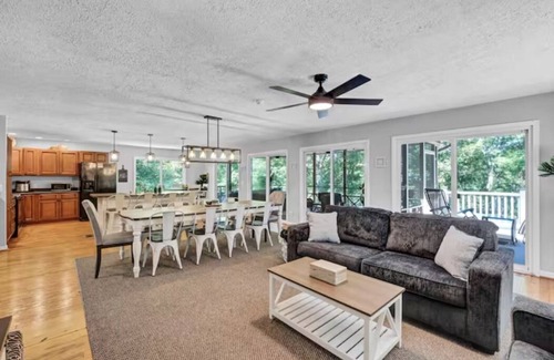 Lindseyville House | Scenic waterfront & lake view home w/LARGE hot tub!