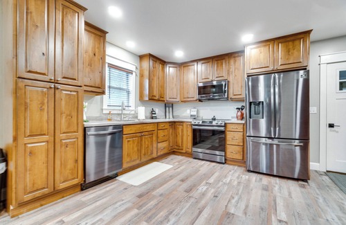 Yankton House | Scenic Yankton Retreat w/Fire Pit: 1 Mi to Lake!