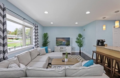 Roselle House | Schaumburg Sunrise - 4 BRs & Outdoor Firepit