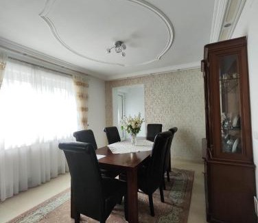 Niederzwehren Apartment | Schickes 110qm Ferienhaus in Nähe VW, Messe,DEZ und Orangerie