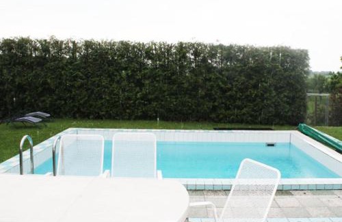 Testorf-Steinfort Apartment | Schoene Zweizimmer-Ferienwohnung mit Pool im Garten