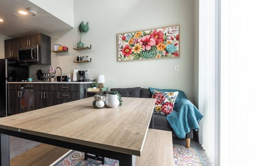 South Kansas City Apartment | Scholars Row 207 - Studio Suite!