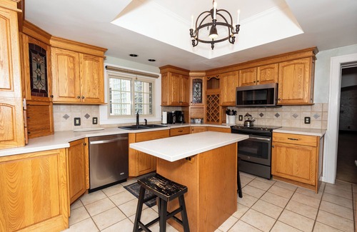 Huron House | School House Getaway! 4BR with Large Pool & Hot Tub