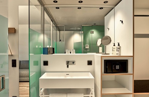 Schwabing-Ost Hotel | Schwabinger Wahrheit by Geisel