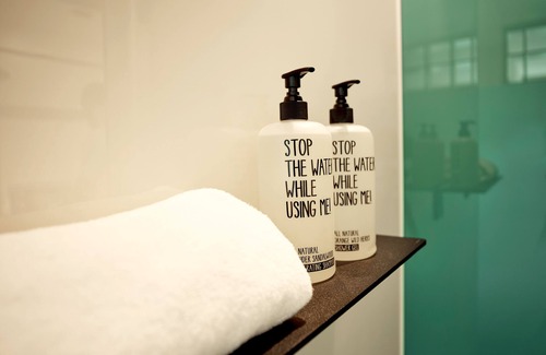 Schwabing-Ost Hotel | Schwabinger Wahrheit by Geisel