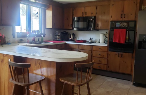 Greenbush House | Scituate, MA: Experience Coastal Charm in a 3-Bedroom Family-Friendly Home.nn