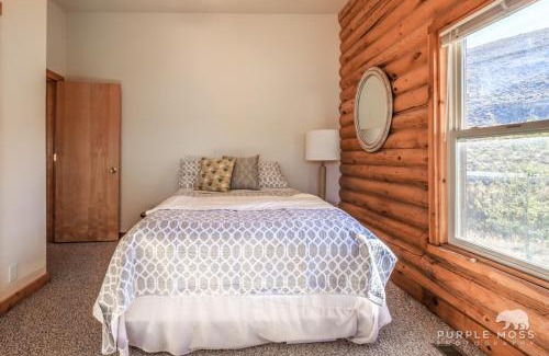 Helper House | Scofield Lakefront Cabin with private dock