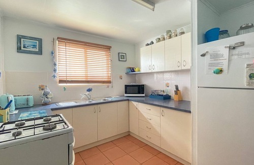 Traviston House | Scott's Retreat - Burrum Heads- Close to Beach- 4BR- Aircon