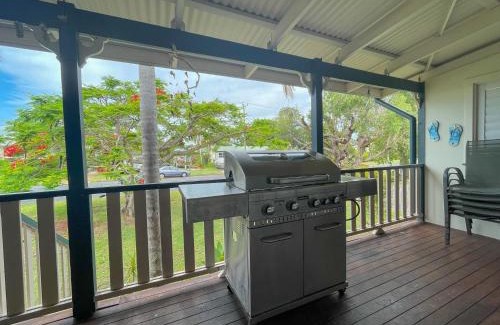 Traviston House | Scott's Retreat - Burrum Heads- Close to Beach- 4BR- Aircon