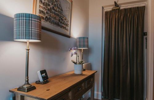 West End Apartment | Scottish Apartment with Amazing Castle Views