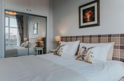 West End Apartment | Scottish Apartment with Amazing Castle Views