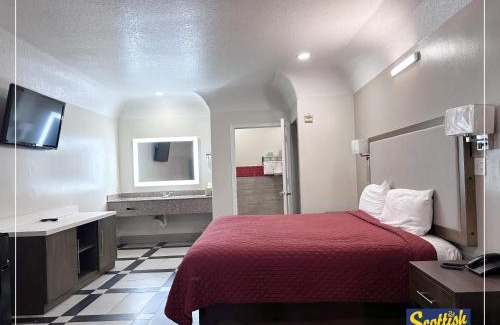 Clodine Hotel | Scottish Inn & Suites Sam Houston Parkway