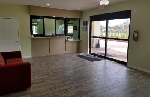 Bay City Hotel | Scottish Inns & Suites