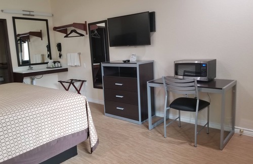 Bay City Hotel | Scottish Inns & Suites