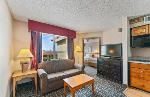 Central Scottsdale Apartment | Scottsdale 2 bd 2 ba furnished apt 4 full beds