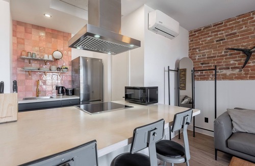 Plateau Mont Royal Apartment | Scrat studio AC Great Location Near a Metro
