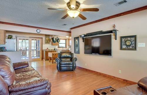 Morgan House | Screened-In Deck & Dock Access: Texas Home!