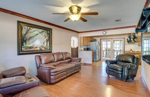 Morgan House | Screened-In Deck & Dock Access: Texas Home!