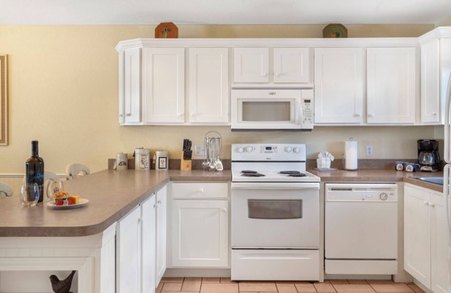 Kimberling City Condo | Screened In Porch-Expansive Condo-Outdoor Pool-Table Rock Lake Access-Free Attraction Tickets
