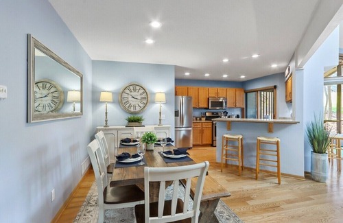 Fontana Condo | Screened-in Porch on 10th Fairway at Abbey Springs |Pools |Tennis/Racquetball |Clubhouse |Restaurant