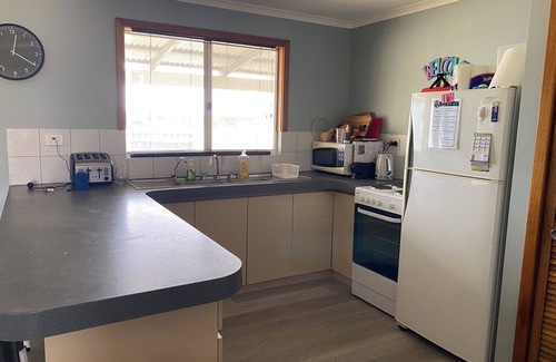 Lancelin House | Sea Breeze-A cosy 4×1 holiday home, just 300m from Lancelin Back Beach!