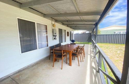 Lancelin House | Sea Breeze-A cosy 4×1 holiday home, just 300m from Lancelin Back Beach!