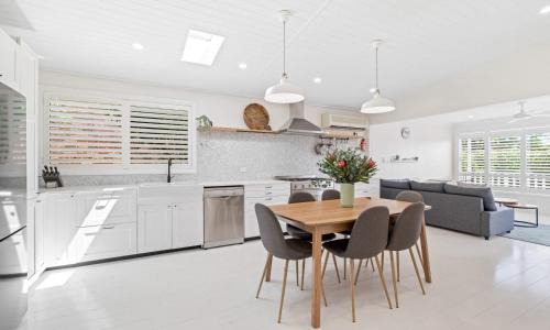Forresters Beach House | Sea Breeze by Coast Hosting