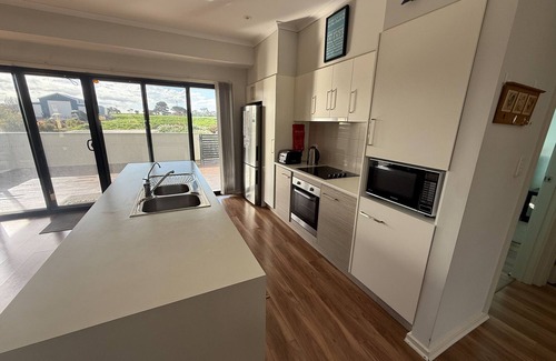 Melville House | Sea Breeze @ Coobowie ~ Close to beach and Pub!