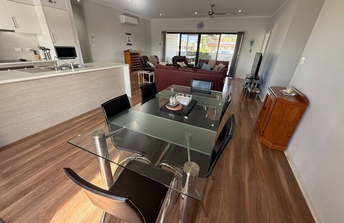 Melville House | Sea Breeze @ Coobowie ~ Close to beach and Pub!