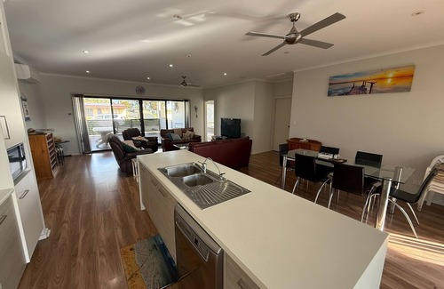 Melville House | Sea Breeze @ Coobowie ~ Close to beach and Pub!