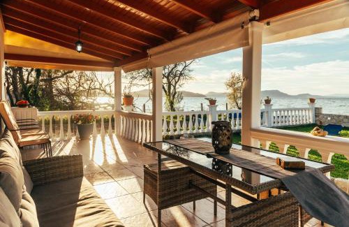 Molos House | Sea Breeze Oasis (Tranquil Coastal Escape)