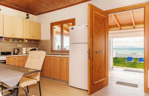 Molos House | Sea Breeze Oasis-Tranquil Coastal Escape