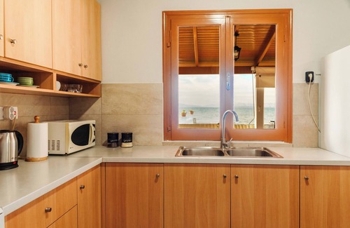 Molos House | Sea Breeze Oasis-Tranquil Coastal Escape