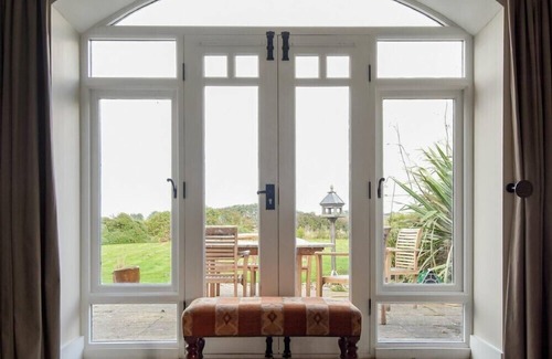 South Charlton Cottage | SEA BREEZE, pet friendly, with a garden in Newton-By-The-Sea