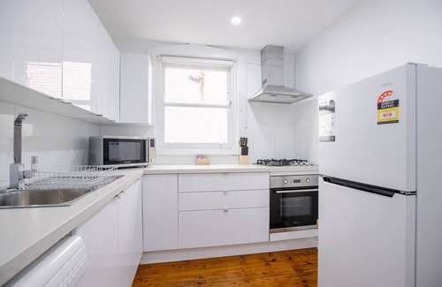 Manly Apartment | Sea Breeze Retreat - Prime Spot for Families & Couples