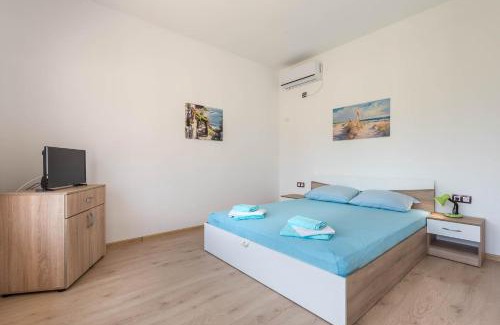 Ezerets House | Sea Breeze Vacation House I BBQ & Jacuzzi