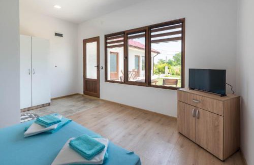 Ezerets House | Sea Breeze Vacation House I BBQ & Jacuzzi