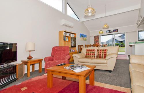 Whangamata House | Sea Breeze - Whangamata Holiday Home