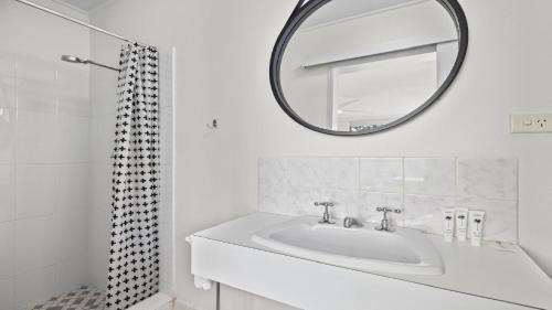 Emerald Beach House | Sea Change -Cheerful, Family Friendly, Sea Views