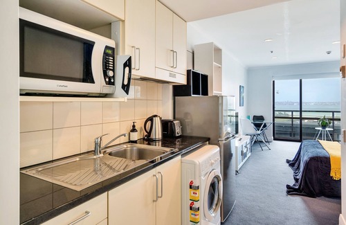 Takapuna Apartment | Sea City Views Takapuna Studio w Carpark