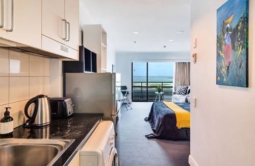 Takapuna Apartment | Sea City Views Takapuna Studio w Carpark