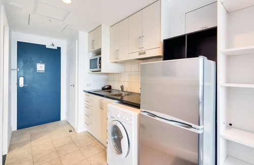 Takapuna Apartment | Sea City Views Takapuna Studio w Carpark