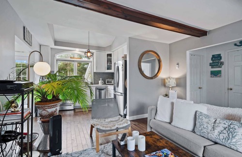 Wading River House | Sea Cliff Charm 5 Mins to Beach, Firepit