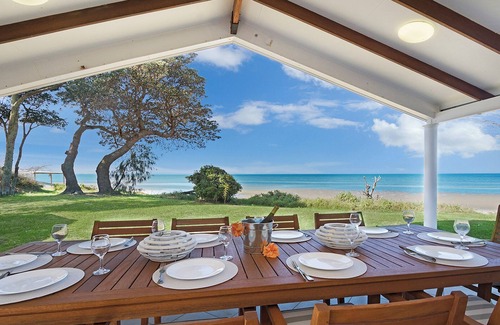 Beachmere House | Sea Cottage - Beachside Paradise