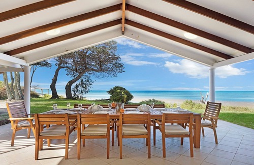 Beachmere House | Sea Cottage - Beachside Paradise