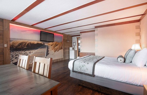 Ocean Shores Hotel | Sea Dreamer - 1 Bedroom Suite with 1 King and 1 Queen Bed at Wanderlust Inn, Pet Friendly