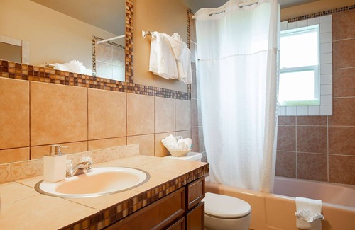 Ocean Shores Hotel | Sea Dreamer - 1 Bedroom Suite with 1 King and 1 Queen Bed at Wanderlust Inn, Pet Friendly