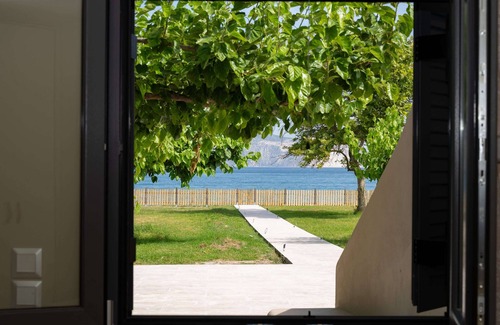 Aravissos Villa | Sea Echoes Villa on the beach, family- and pet-friendly, with garden & BBQ!